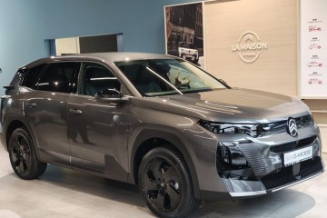 Masaż wentylacja foteli Hak holowniczy Opony całoroczne Czarny dach